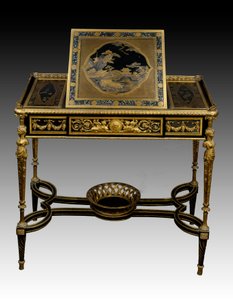 Skrivebord i lakkert tre av Francois Remond (1747-1812) (gullkvinne) og Adam Weisweiler (1744-1820) i tre og bronse fra kabinettet til dronning Marie Antoinette i Saint Cloud. 1784 Paris. Museet Louvre av François Rémond