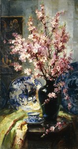 Epleblomster og blått og hvitt porselen på et bord