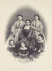 [Portrett av en sittende kvinne omgitt av fem jenter, sittende og stående], 1850-60-tallet.