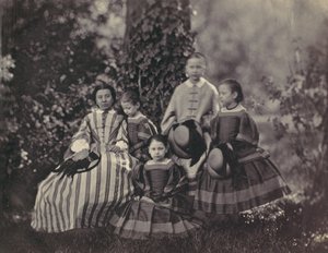 [Sittende dame i stripet kjole med fire små jenter], 1850-60-tallet.
