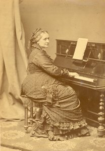 Portrett av Clara Wieck-Schumann 1819-1896 ved pianoet, ca 1878.