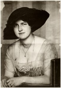 Mary med mørk hatt, 1915.