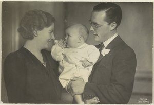 Portrett av Juliana, dronning av Nederland, Bernhard van Lippe-Biesterfeld og Beatrix, dronning av Nederland av Franz Ziegler