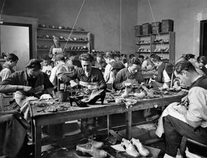Håndverkere på jobb i studioet til fottøydesigner og produsent Ferragamo i Palazzo Feroni, Firenze, 1937 (glassplate)