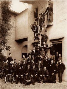 Portrett av de ansatte ved Alinari Brothers fotografiske etablissement, i Firenze, 1899 (glassplate)