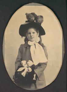 [Jente i gådrakt med hatt og muff], 1890-tallet.