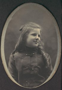 [Jente med ringer, halv lengde], 1890-tallet.
