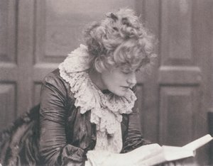 Portrettfotografi av Ellen Terry (1847-1928) som leser, av Frederick Hollyer (1837-1933) (sepiafoto)