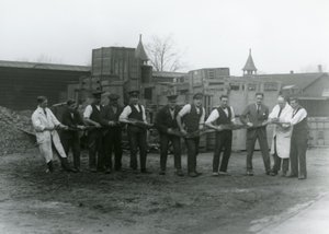 En 20 fot lang Python bæres av elleve medlemmer av Zoological Society-ansatte, London Zoo, 1924 av Frederick William Bond