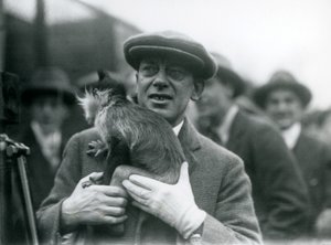 En svart-crested Mangabey, muligens fregner, med sin handler, som deltok i en ekstern sending fra London Zoo, 1925 av Frederick William Bond