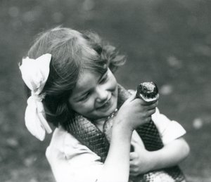 En ung jente Betty som holder en Eastern Indigo Snake, London Zoo, 1924 av Frederick William Bond