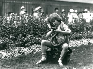 En ung jente Betty som holder en Eastern Indigo Snake mens hun sitter på en skinnkoffert, London Zoo, 1924 av Frederick William Bond