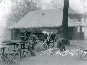 Rydder opp etter en bankferie i London Zoo i 1924 (s/hvitt-bilde) av Frederick William Bond