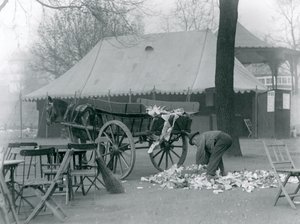 Rydder opp etter en helligdag i London Zoo i 1924 av Frederick William Bond