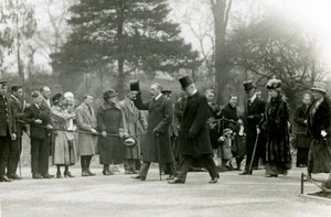 Kong George V, løfter hatten for folkemengdene foran følget sitt, under et besøk i London Zoo for å offisielt åpne akvariet, april 1924 av Frederick William Bond