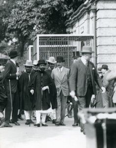 Sir Peter Chalmers Mitchell, med den etiopiske regenten Haile Selassie og hans følge, London Zoo, 1924 av Frederick William Bond