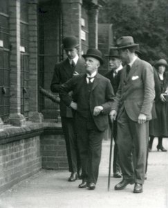 Kongen av Italia, Victor Emmanuel III, besøkte London Zoo i 1924 av Frederick William Bond