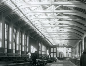The Lion House med fem menn som arbeider med vedlikeholdet, London Zoo, 1926 av Frederick William Bond