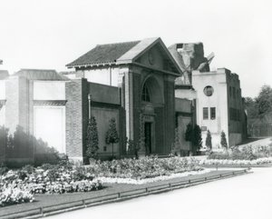 Reptilhuset i London Zoo i 1928 med formelle blomsterbed langs stiene til inngangen (s/hv-bilde) av Frederick William Bond