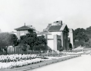 Reptilhuset i London Zoo i 1928 med formelle blomsterbed langs stiene til inngangen, London Zoo av Frederick William Bond