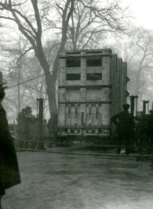 Transporterer kvinnelig asiatisk elefant Lukhi, i en trekasse, London Zoo, 1923 av Frederick William Bond