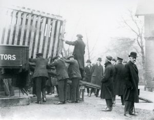 Lossing av det nylig ankomne indiske neshornet, London Zoo, 1924 av Frederick William Bond