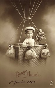 1913 nyttårskort, med gutt som stiger opp i en ballong, med mye penger som ballast av French Photographer