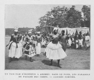 En Tam-Tam av ære i Abomey med parasoller av høvdingene i bakgrunnen av French Photographer