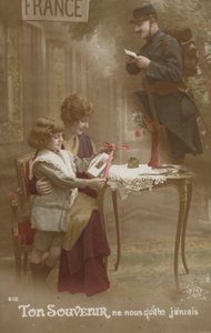En mor og et barn forbereder et brev til sin soldatfar (tonet bilde) av French Photographer