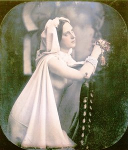 En kvinne som kneler på en stol og ber, 1850 (håndfarget stereoskopisk daguerreotypi)