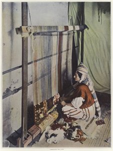 En kvinne som vever et billedvev på en vevstol i Tunisia