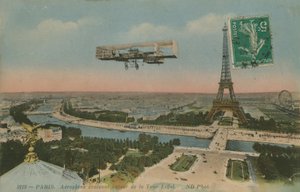 Fly som sirkler rundt Eiffeltårnet i Paris, Frankrike. Postkort sendt i 1913. av French Photographer