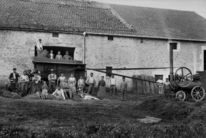 Landbruksarbeidere og pressen bandt høystøvler på en gård nær Bourmont i Haute-Marne (Haute Marne), rundt 1890. Fotografi. Ducos samling. av French Photographer