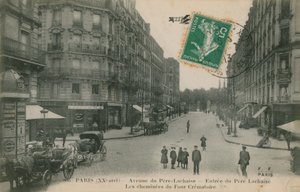 Avenue du Pere-Lachaise i det 20. arrondissementet i Paris, Frankrike. Gateutsikt med inngangen til Pere Lachaise kirkegård og skorsteinene til krematoriet. Postkort sendt i 1913. av French Photographer
