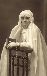 Vakker ung jente, kledd for sin første nattverd (s/hv-bilde) av French Photographer
