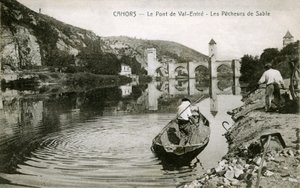 Cahors på begynnelsen av 1900-tallet: sandfiskere og båten deres på Lot, broen til Val-entre (Valentre) av French Photographer