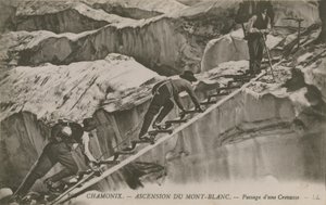 Chamonix - bestigningen av Mont Blanc. Klatrere som passerer en sprekk. Postkort sendt i 1913. av French Photographer