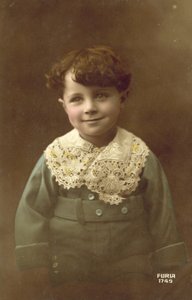 Søt gutt, med et stort smil (fargebilde) av French Photographer