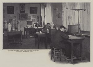 Utsmykningsverksted ved Sevres porselensfabrikk, Frankrike (s/hvitt-bilde) av French Photographer