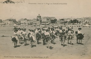 Eselturer på stranden ved Les Sables-dOlonne i det vestlige Frankrike. Postkort sendt i 1913. av French Photographer