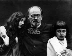 Emile Zola (1840-1902), forfatter og fransk journalist, i hagen til Verneuil-sur-Seine (Yvelines) sammen med barna Denise og Jacques. - Emile Zola (1840-1902), fransk forfatter og journalist, i hans hjem til Verneuil-sur-Seine (Yvelines) og hans ch av French Photographer