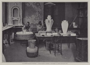 Emaljering med pensel på Sevres porselensfabrikk, Frankrike (s/hv-bilde) av French Photographer