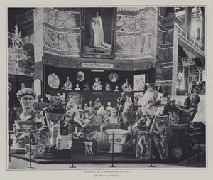 Utstilling av varer fra Signa-fabrikken, Firenze, i den italienske paviljongen på Exposition Universelle 1900, Paris (s/hv-bilde) av French Photographer