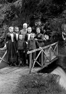 Familie av byboere, poserer i hagen deres, nær Bourmont i Haute-Marne (Haute Marne), ca. 1880. Ducos Collection. av French Photographer
