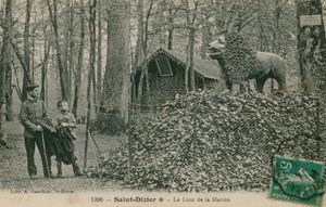 Far og sønn ser på løveskulptur i Saint Dizier. Postkort sendt i 1913. Utgitt av Library of A Gauthier. av French Photographer