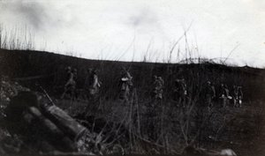 Første verdenskrig (1914-1918): en gruppe soldater som marsjerte mot Rocour (Saint Quentin) (Aisne) av French Photographer