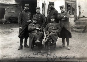 Første verdenskrig (1914-1918): telefonister og sekretærer for generalstaben til oberst Debenedetti (?) gården Laroque nær Roye sur Matz (Roye-sur-Matz, Oise). mars 1915 av French Photographer
