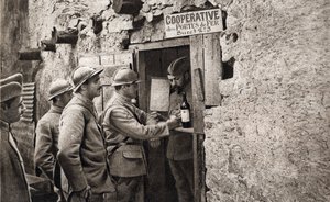 Første verdenskrig: «samarbeidssystemer satt opp på slagmarken som tillot utmattede soldater å komme seg.» I «Speilet» 1918 av French Photographer