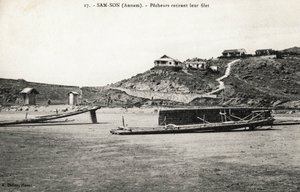 Fiskere fjerner garnet nær strendene til Sam Son (Sam-Son), Annam. Postkort fra Vietnam, Indokina. Foto ca 1912-1914. av French Photographer