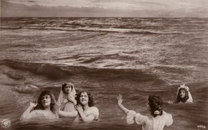 Fem kledde kvinner i havet (fotokollasje) av French Photographer